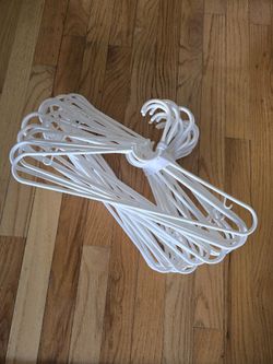 Plastic Hangers (20 Pieces)
