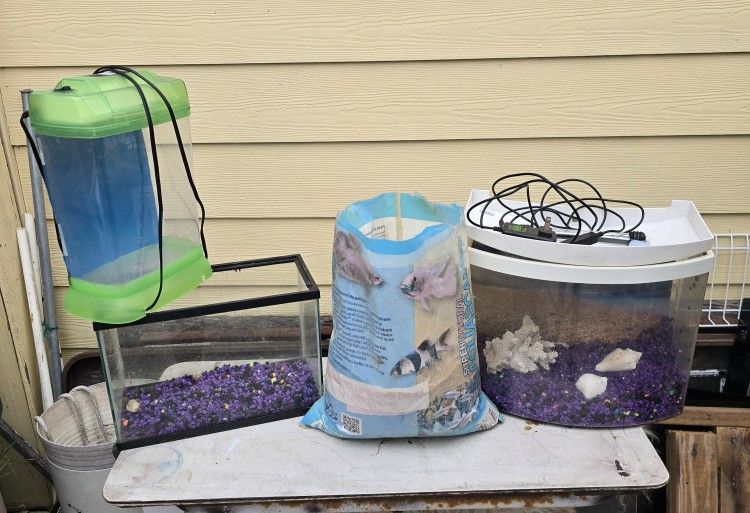 AQUARIUMS LOT OF 3 AND SAND