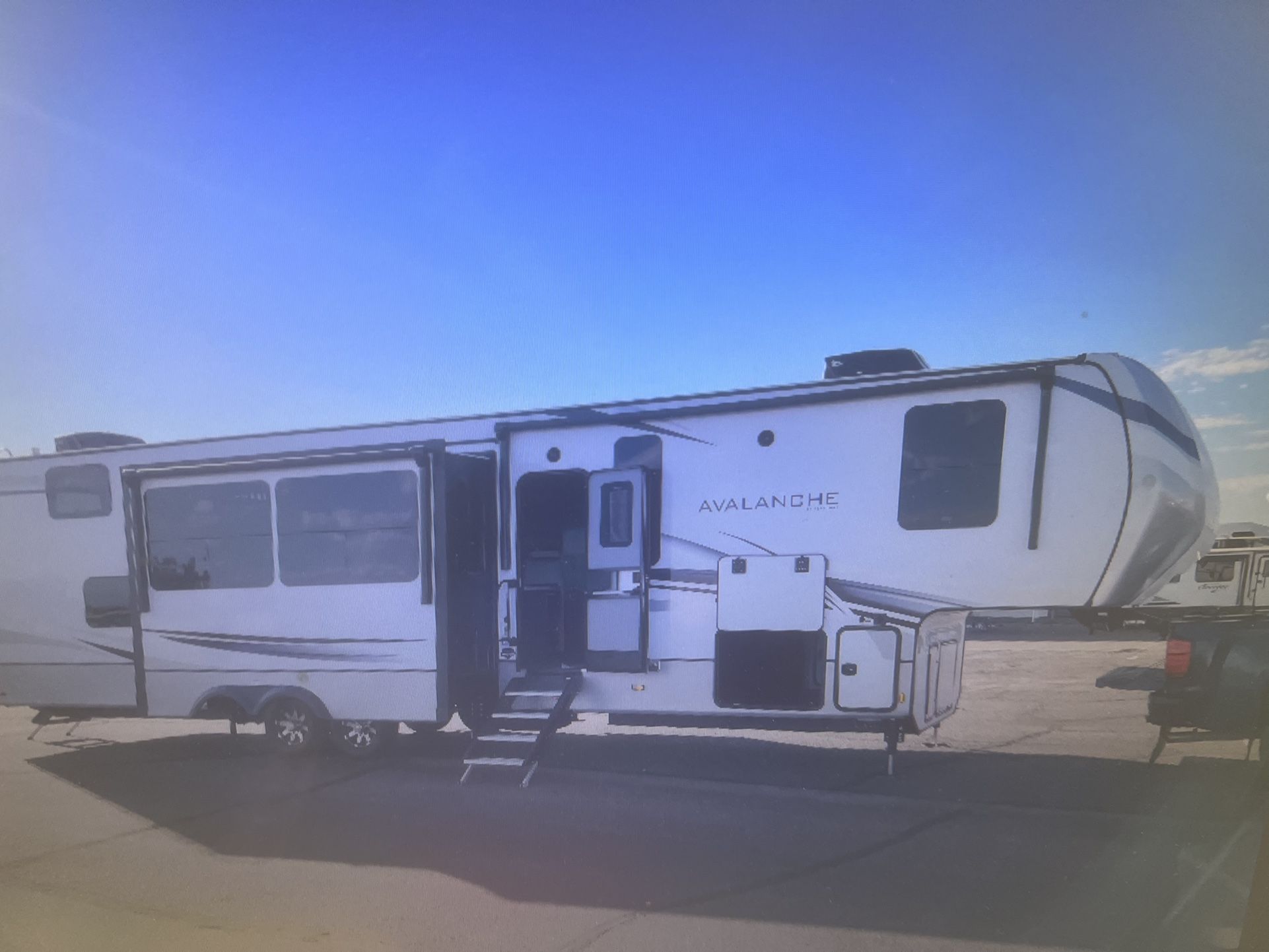 2023 AVALANCHE 390DS