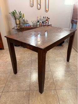 Expanding dining table with chairs