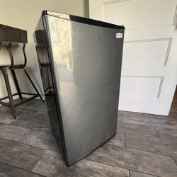 3.3 Cu Compact Fridge 
