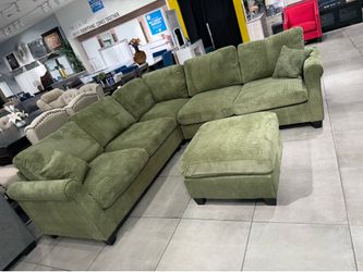 Gorgeous Sectional with ottoman 💚💚💚