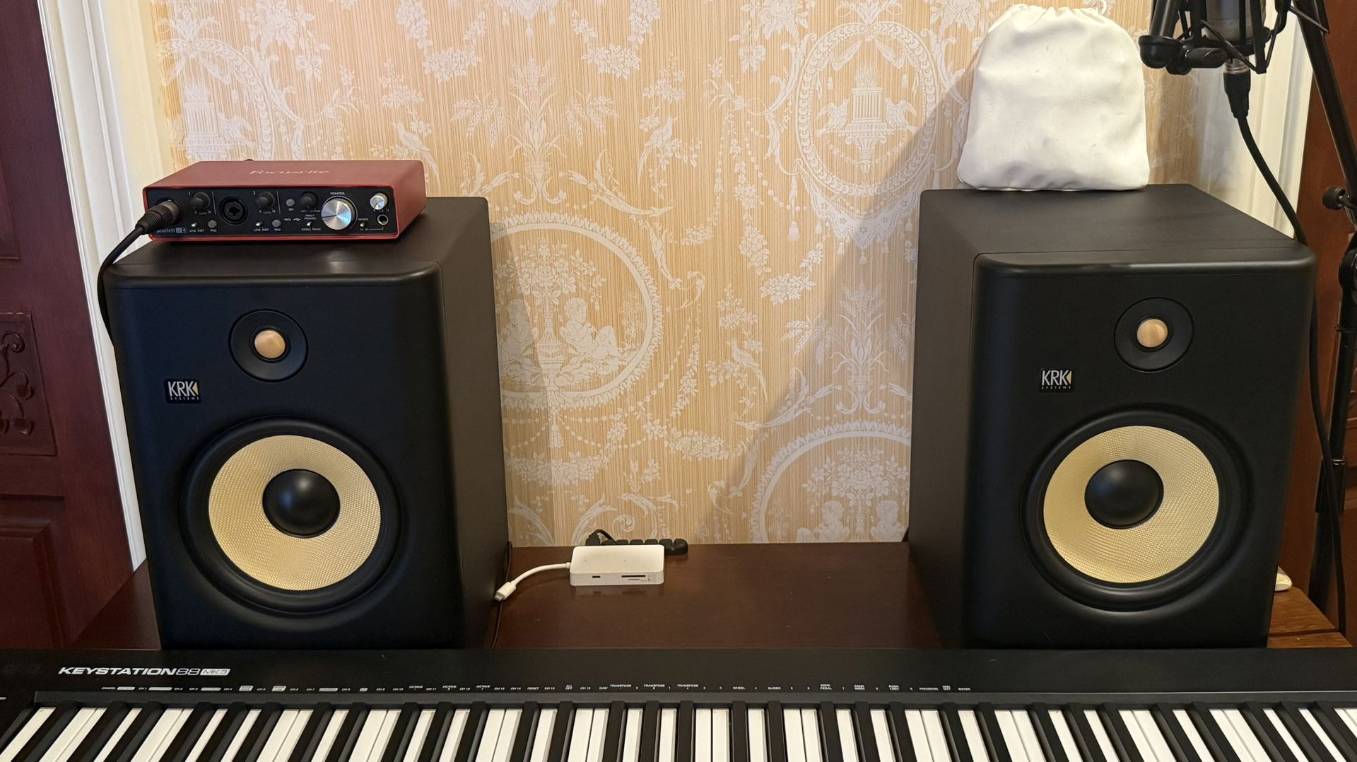 2 Krk 8 Gen 4 Speaker Monitors
