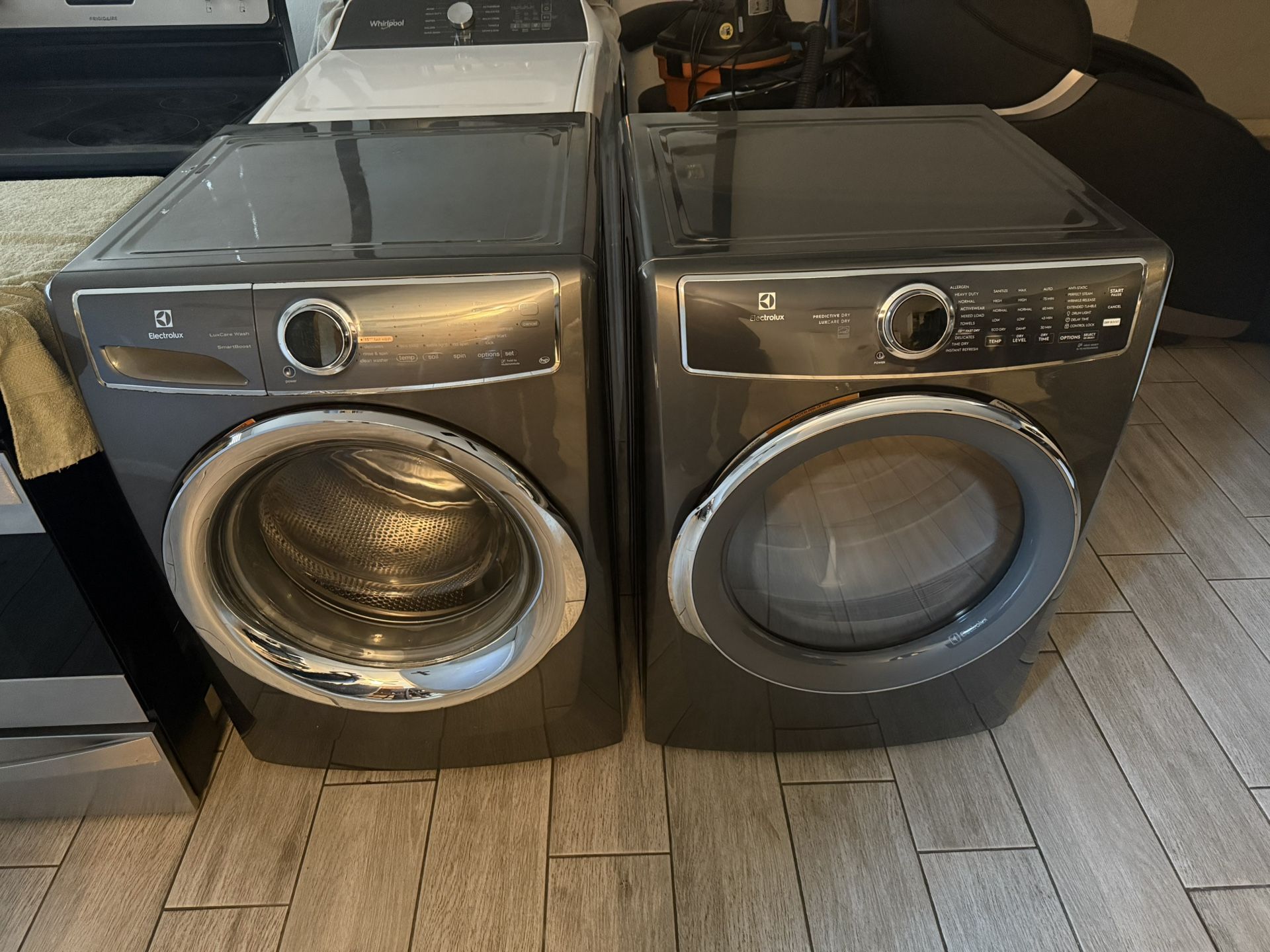 2022 Electrolux Washer And Electric Dryer