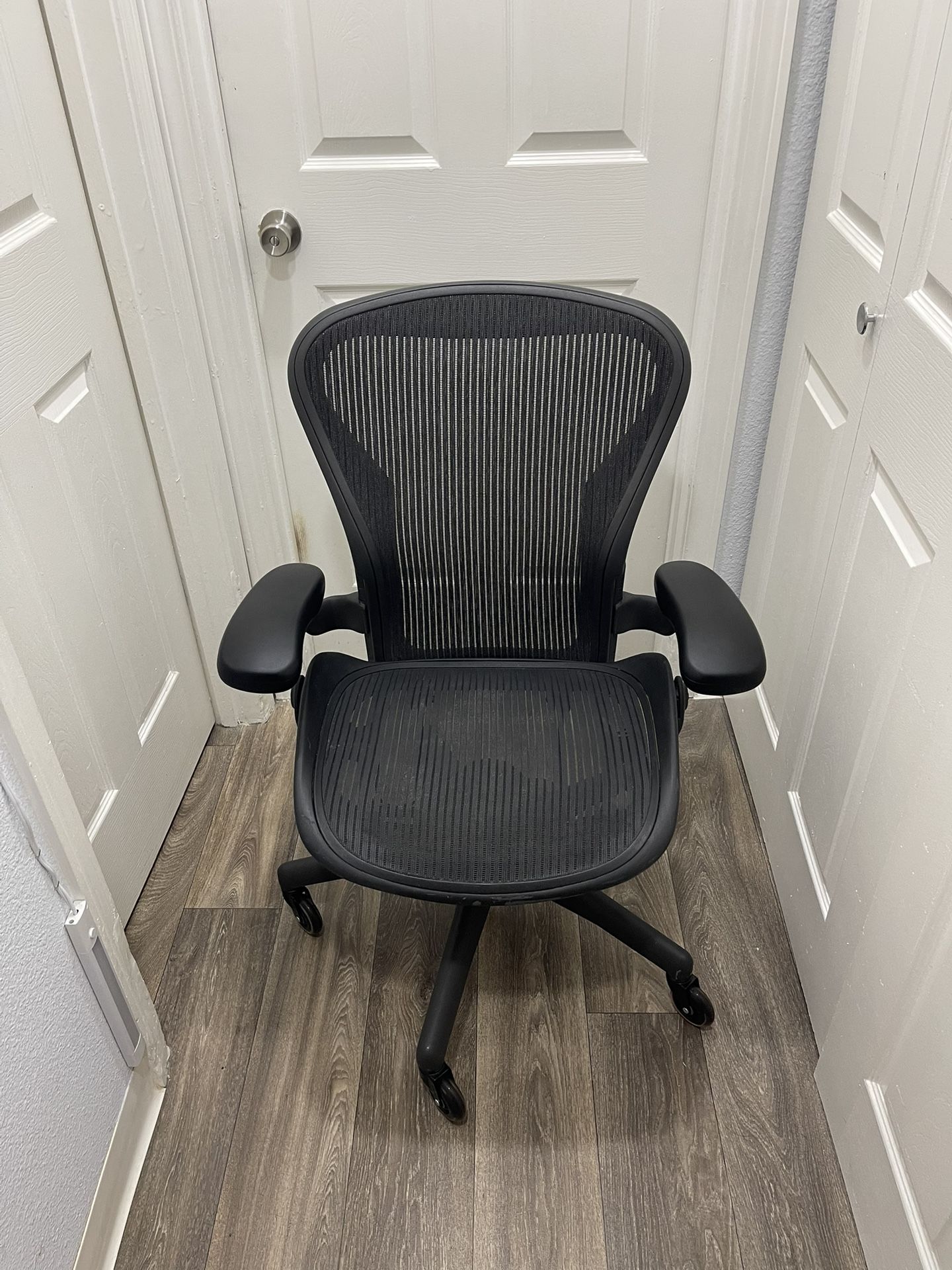 Herman Miller Aeron Office Chair ( SIZE B )