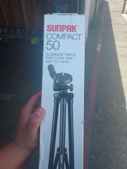 Aluminum tripod with 3-way pan and tilt head