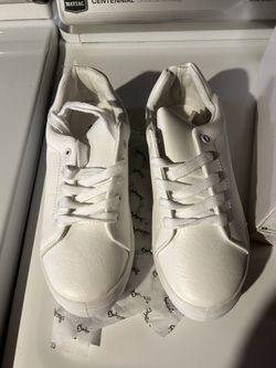Women’s NEW Tennis Shoes Size 8