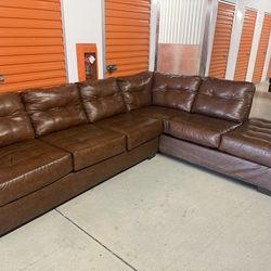 Sofá de cuero marrón