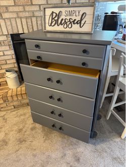 ✨✨GORGEOUS GRAY TALL 5 DRAWER DRESSER✨✨