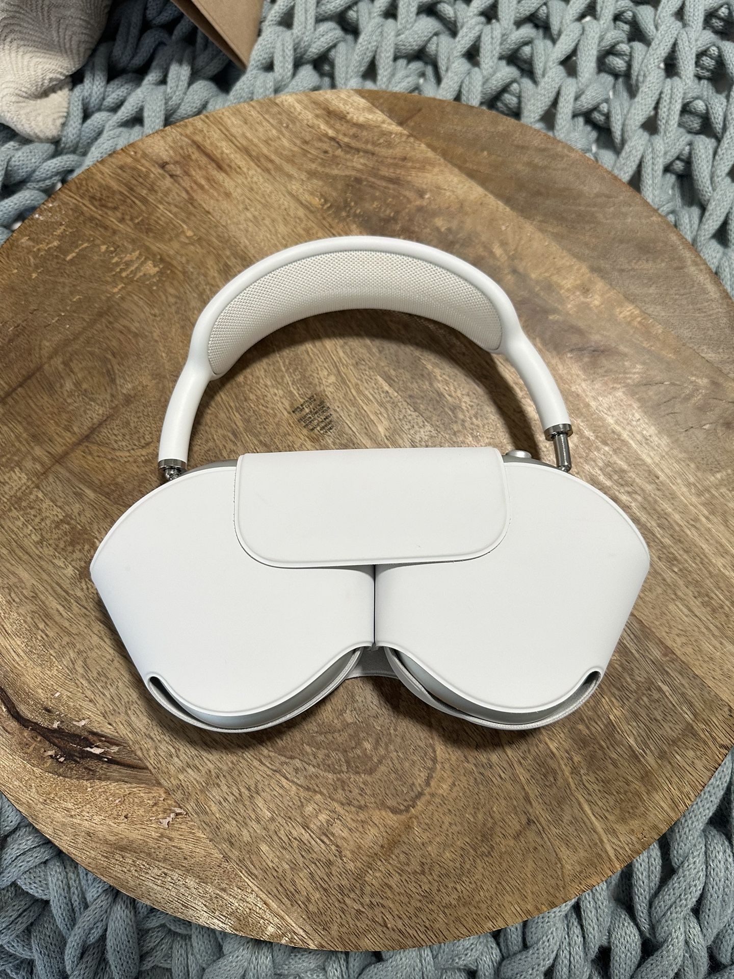 Beautiful White Apple AirPods Max