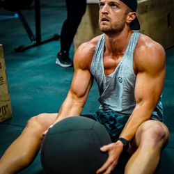 MEDICINE BALL / WALL BALLS