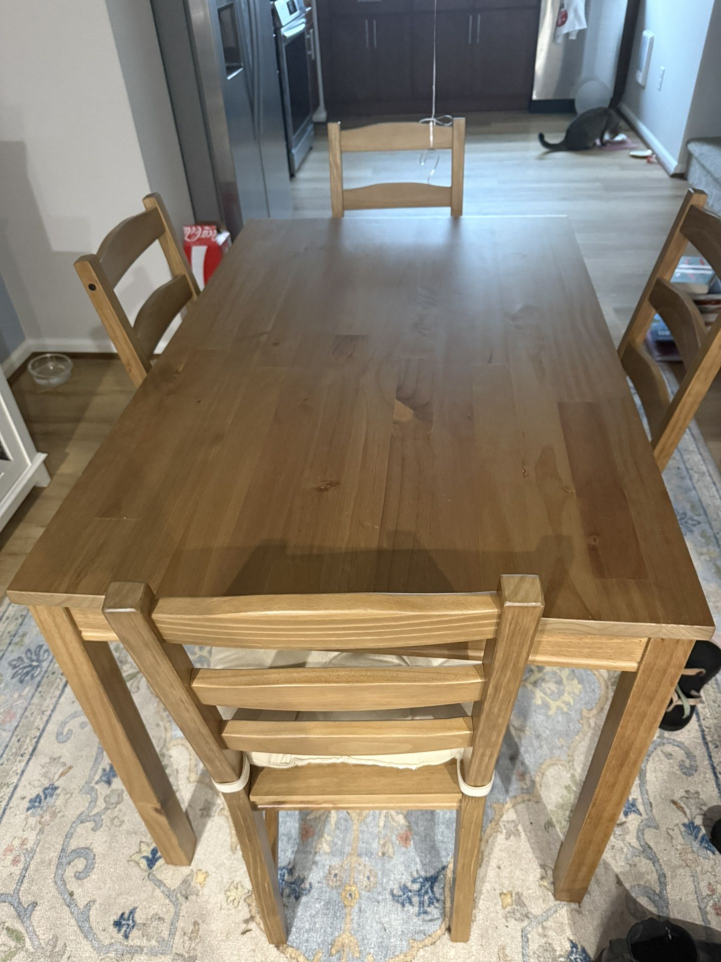 Table With 4 Chairs. 