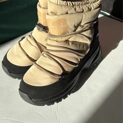 New Ugg Puffer Mid Boots Size 7