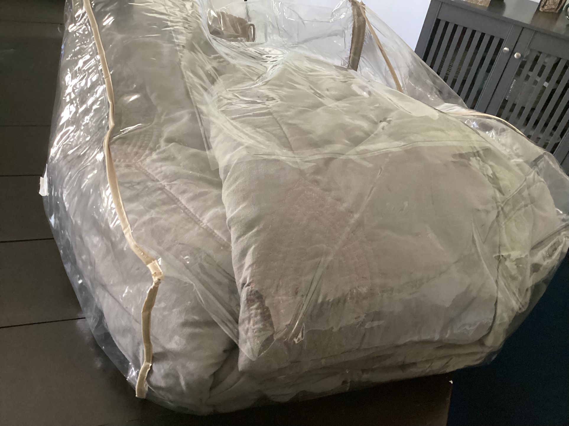 Queen mauve Colored 3 Piece Bedspread 2 Shams Priced To Sell
