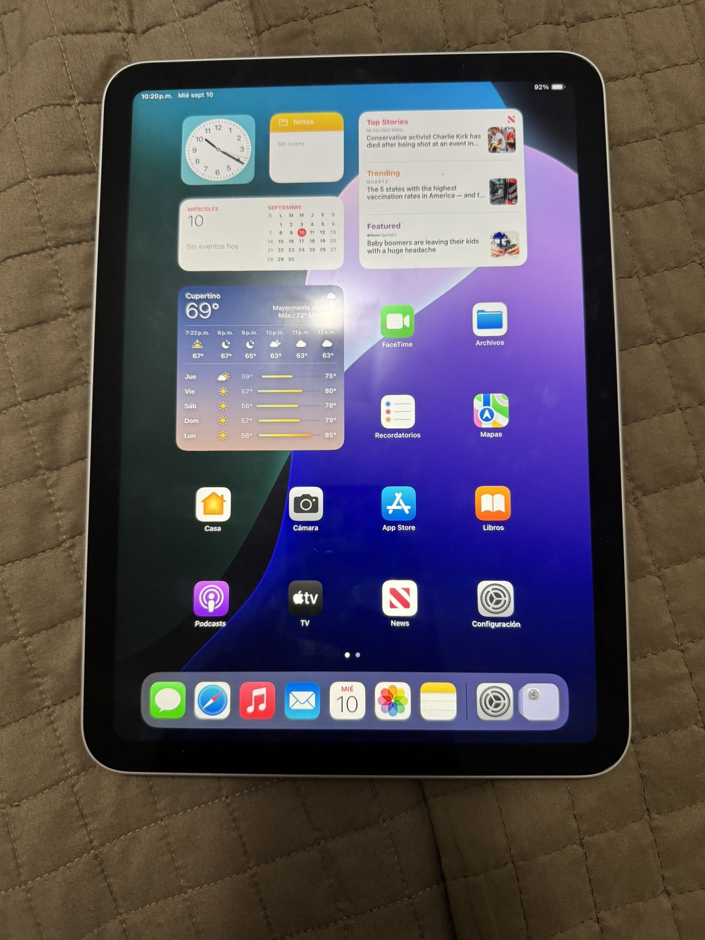 Apple iPad 10th Gen 256GB Wi-Fi + Magic Keyboard – Open Box, AppleCare+ until Oct 2026