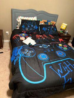Queen Size Bed Frame in Good Condition!