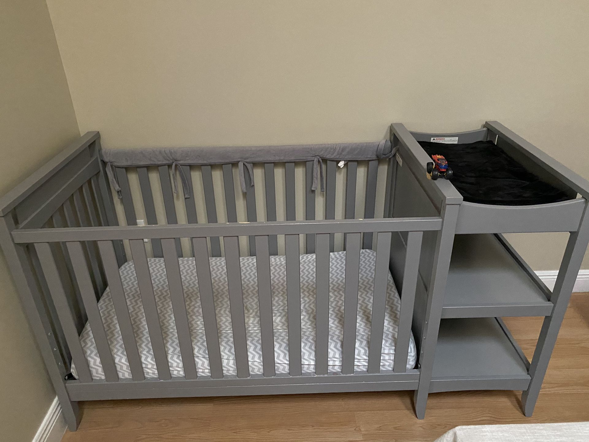 Crib and changing table combo for SALE / cuna de bebe con cambiador