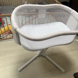 Halo swivel bassinet