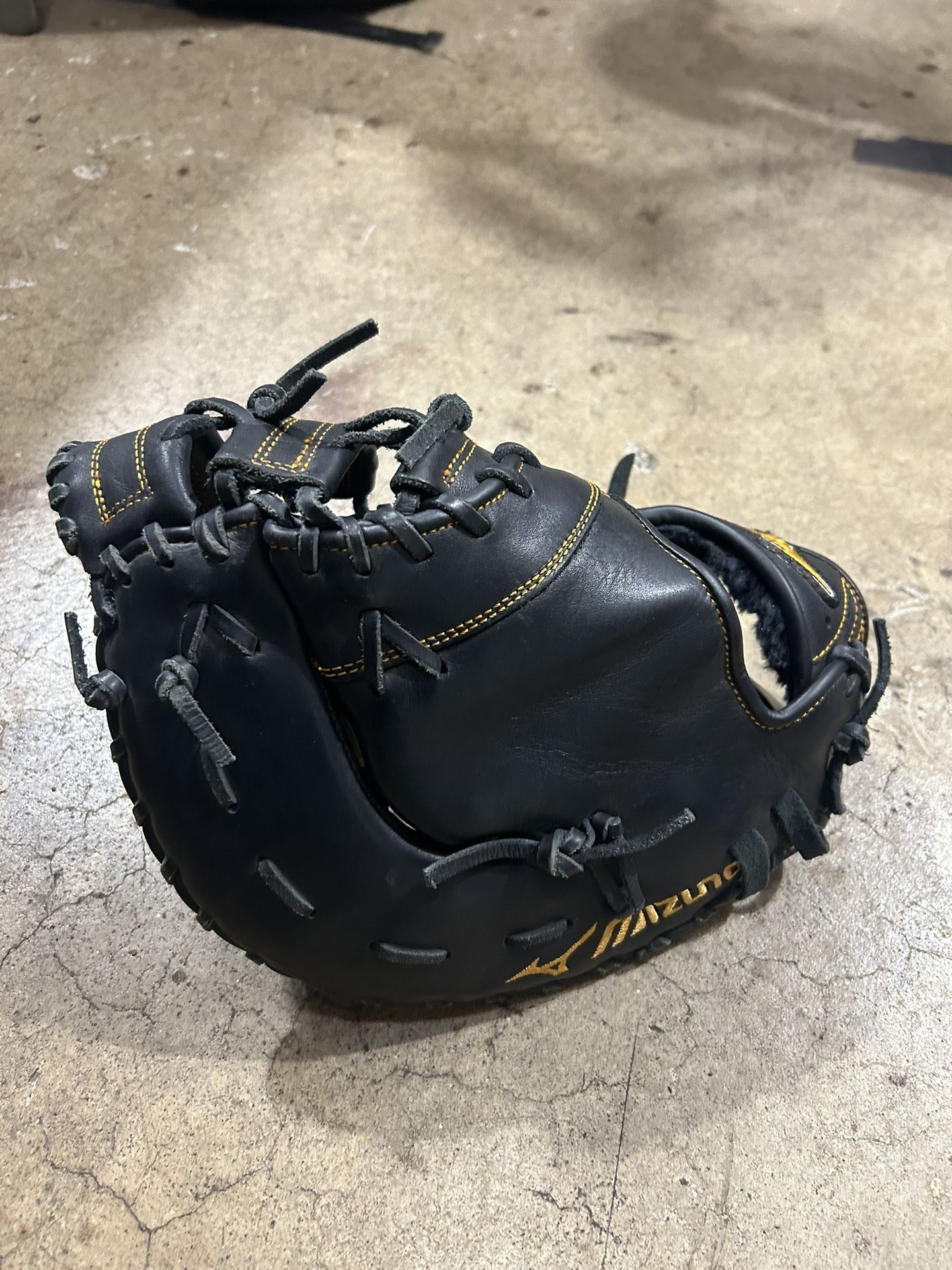 Mizuno First base Glove, Only Used A Couple Times ( Pick Up Only )