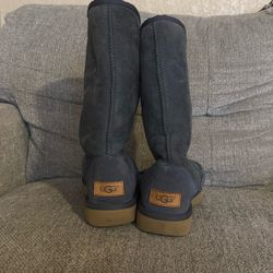 Gently Used Uggs Size 5 Woman’s 