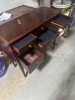 2005 Bombay jewelry vanity dresser with stowable mirror