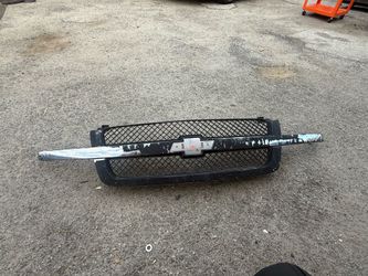 03-06 Chevy Silverado as is grille Parilla used
