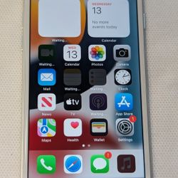 VERY NICE SILVER APPLE iPhone 7 UNLOCKED CELL PHONE 