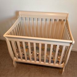 Mini Crib with Mattress Pad — White, Like New