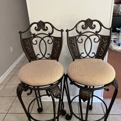Dining Table And Bar Stools 