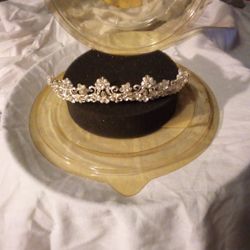 Pearl And Silver Tiara and China dinner  Set
