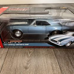  Diecast 1/18 scale AUTO WORLD AUTHENTICS AMERICAN MUSCLE 1967 CHEVY CAMARO Z28 BLUE BRAND NEW !