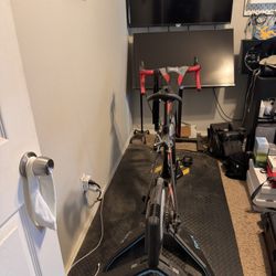 Indoor Bike Trainer Setup – Tacx Smart Trainer, Road Bike, 2 Screens – Ready to Ride