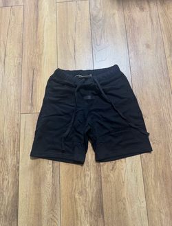 BLACK ON BLACK ESSENTIAL SHORTS