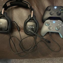 Xbox One S With Headset And Controllers 