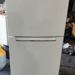 Very Nice! Magic Chef 2-Year Old Apartment Sized Refrigerator!