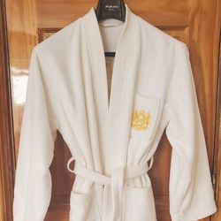 RB VIP hotel resort bathrobe Unisex Size L White 100% cotton Sleeves 2 patched side pockets & 1 left brest patched pocket Belt on loops Long length Ma