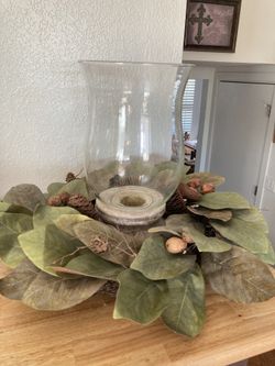 Hurricane lamp with wreath
