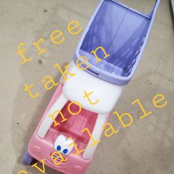Little Tikes Princess Cozy Shopping Cart

The Princess Cozy Coupe has been combined with a toy grocery cart to create the perfect play shopping cart. 