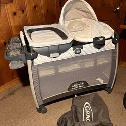 Graco - Close2Baby Pack 'n Play Playard with Portable Bassinet, Diaper Changing Station