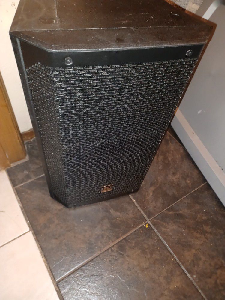 ELX200 POWERED... ELECTRO VOICE Single 10 2-way Powered Loudspeaker 90 By 60 Coverage Pattern