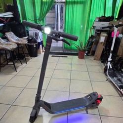 Phantom GOGO ELECTRIC SCOOTER 15MPH. 28MILES RANGE.  LED HEAD LIGHT  SMART SIDE LIGHTS.  FOLDABLE  Like new.