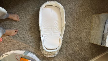 Portable baby changing & Delta Children Deluxe Soothing Dreams Bassinet