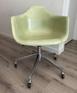 Modernica Case Study® Arm Shell Rolling Chair – Fiberglass