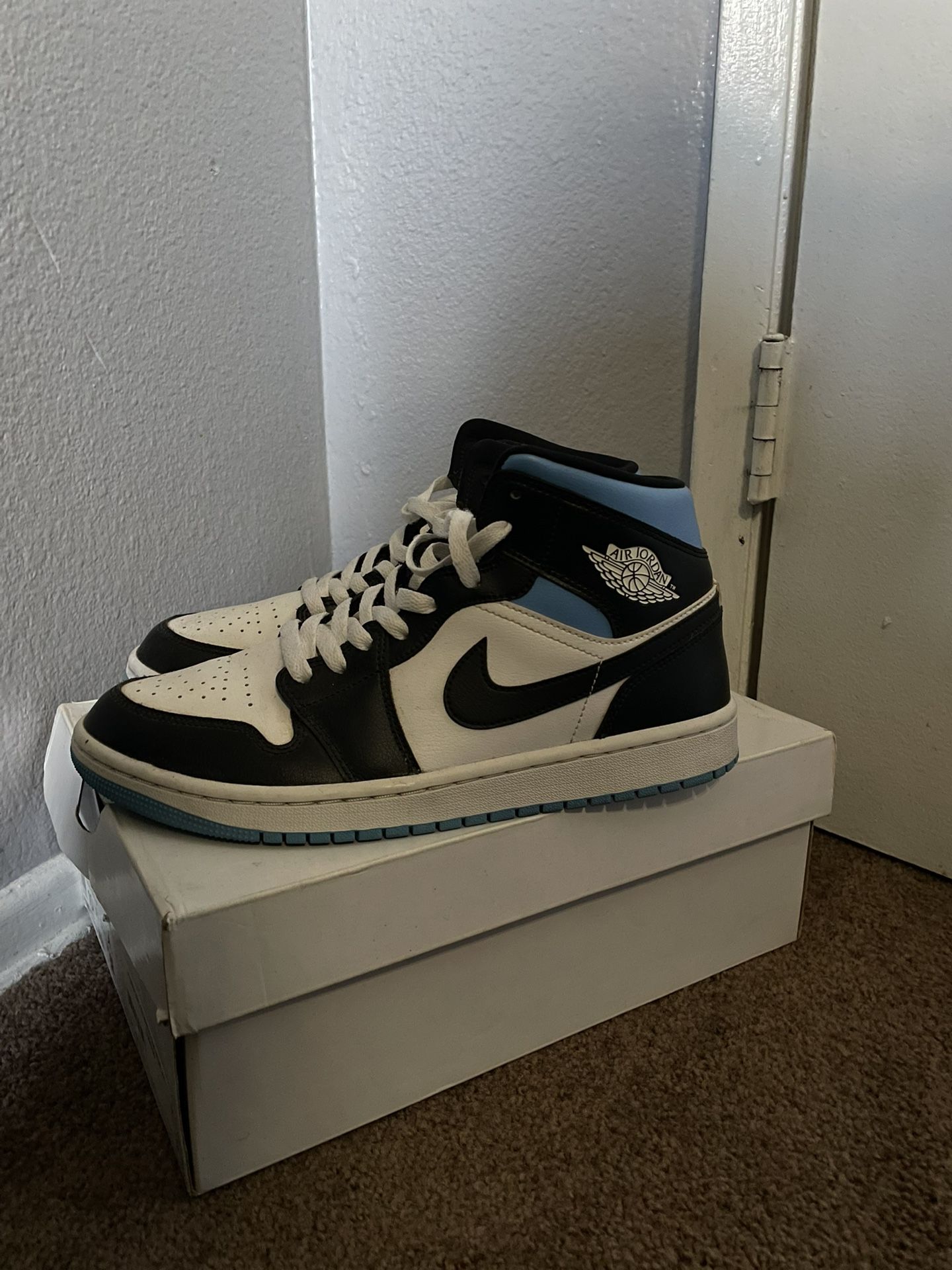 Jordan 1 Mid Unc