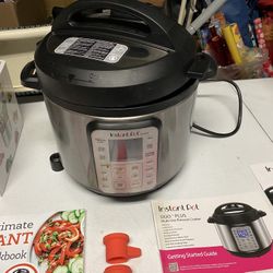 Instapot 8 Qt & Lots Of Assessories 