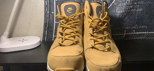 Monoa nike boots