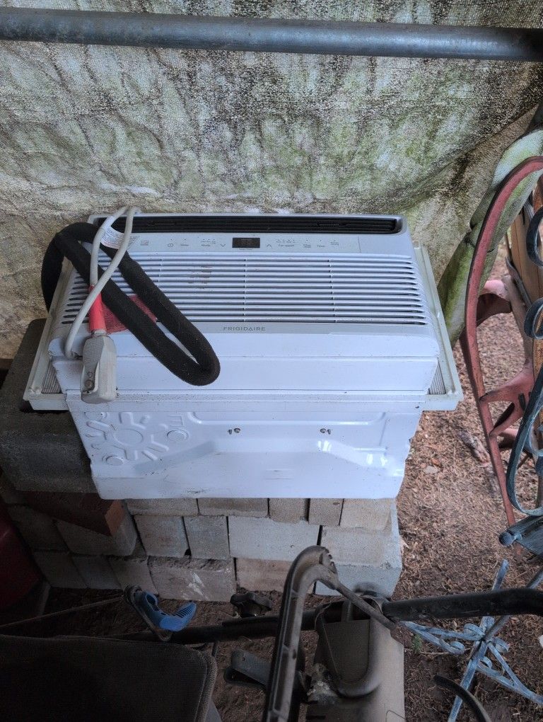 8000 BTU Frigidaire r Air Conditioner
