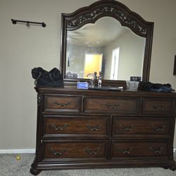 Bedroom Set 4pcs Plus Mirror 2 Night Stand Included