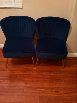 2 decorotive seats