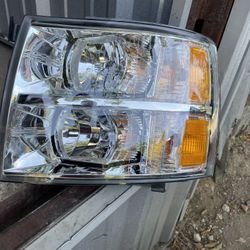LEFT SIDE HEADLIGHT 2007-2013 CHEVROLET SILVERADO 